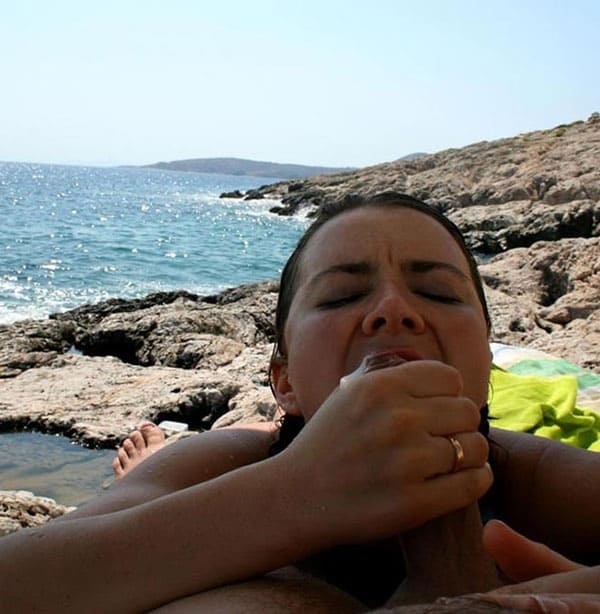 Жена нудистка делает минет на диком пляже 37 фото