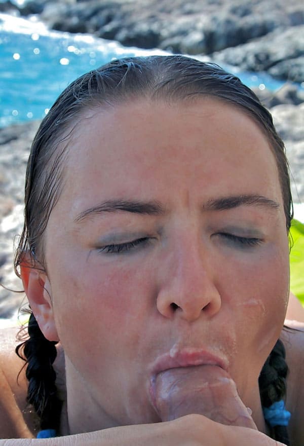Жена нудистка делает минет на диком пляже 41 фото