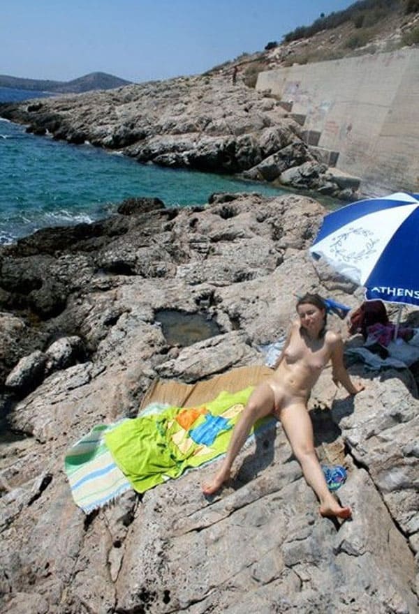 Жена нудистка делает минет на диком пляже 9 фото