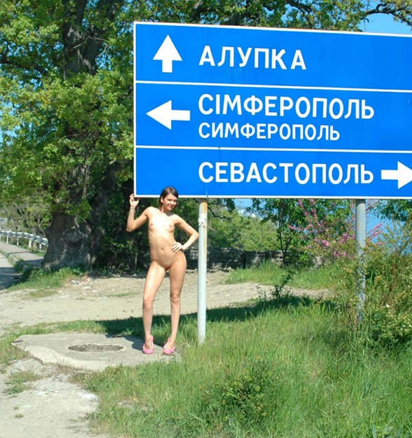 Голая нудистка голосует на дороге в Крыму 1 фото