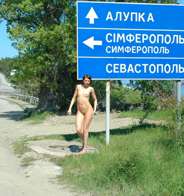 Голая нудистка голосует на дороге в Крыму 2 фото