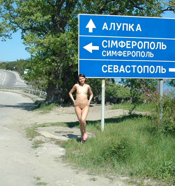 Голая нудистка голосует на дороге в Крыму 3 фото
