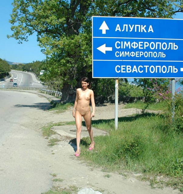 Голая нудистка голосует на дороге в Крыму 4 фото