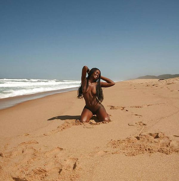 Ню голой негритянки на райском пляже 10 фото