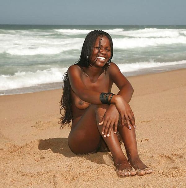 Ню голой негритянки на райском пляже 20 фото