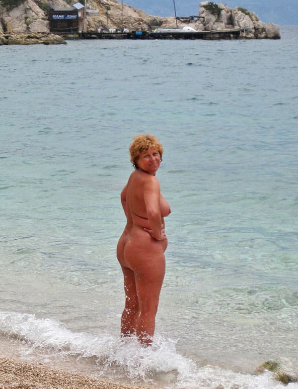 Голые бабушки на нудистском пляже 2 фото