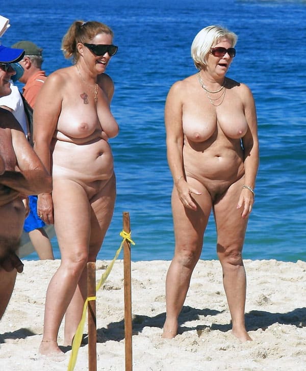Голые бабушки на нудистском пляже 48 фото