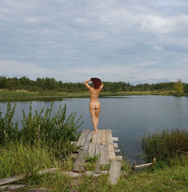 Жена загорает на деревенском пруду голая 15 фото