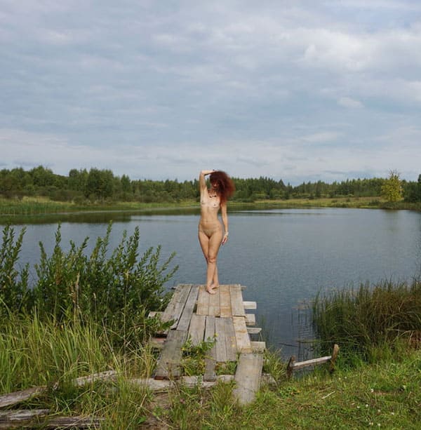 Жена загорает на деревенском пруду голая 16 фото