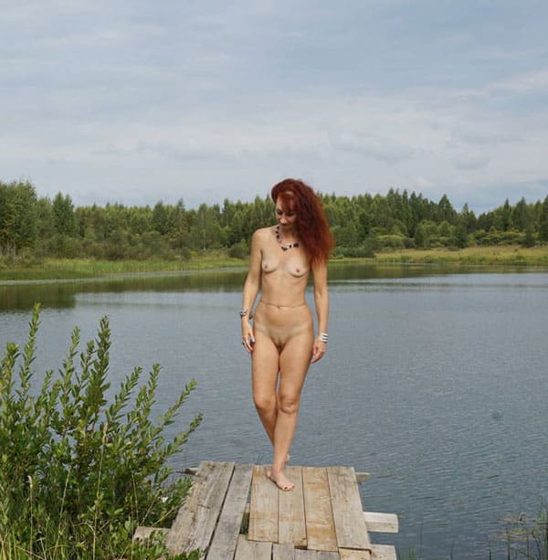 Жена загорает на деревенском пруду голая 19 фото