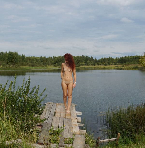 Жена загорает на деревенском пруду голая 20 фото