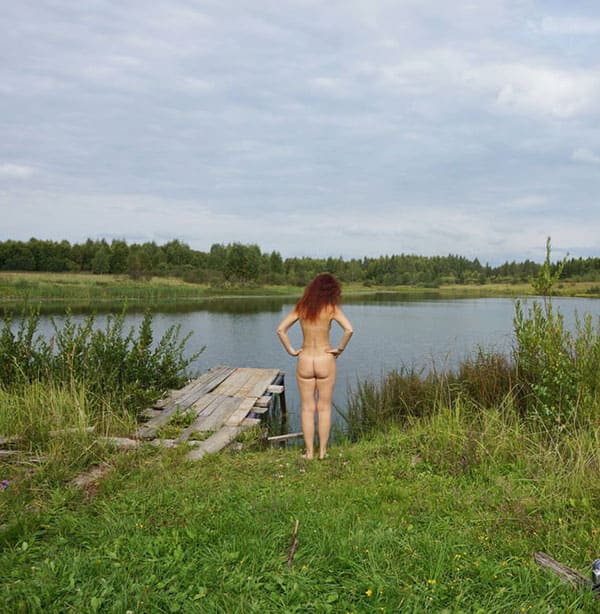 Жена загорает на деревенском пруду голая 23 фото
