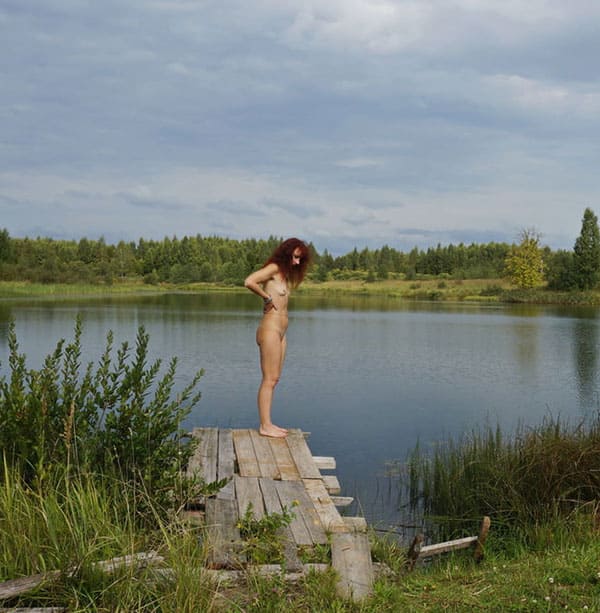 Жена загорает на деревенском пруду голая 26 фото