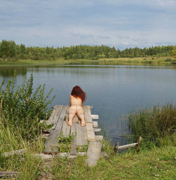 Жена загорает на деревенском пруду голая 27 фото