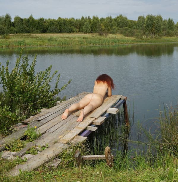 Жена загорает на деревенском пруду голая 28 фото
