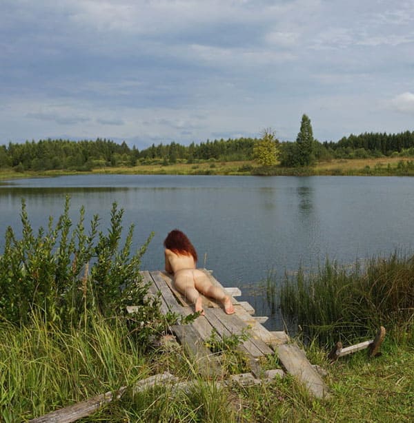 Жена загорает на деревенском пруду голая 29 фото
