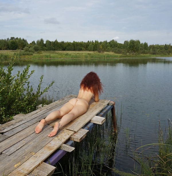 Жена загорает на деревенском пруду голая 32 фото