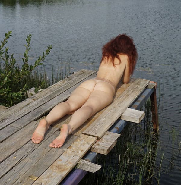 Жена загорает на деревенском пруду голая 36 фото