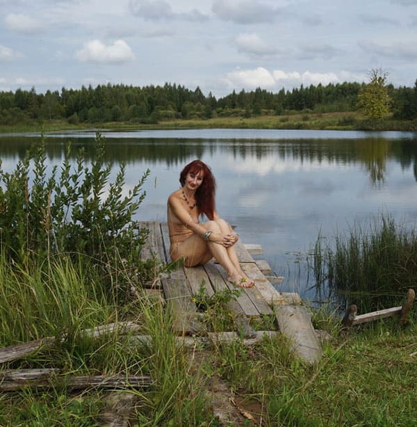 Жена загорает на деревенском пруду голая 37 фото