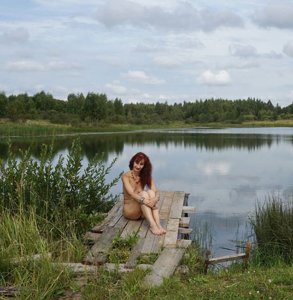 Жена загорает на деревенском пруду голая 38 фото