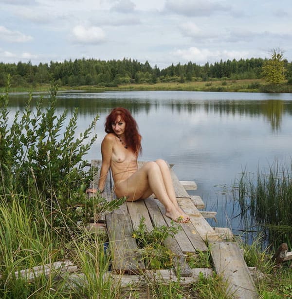 Жена загорает на деревенском пруду голая 43 фото