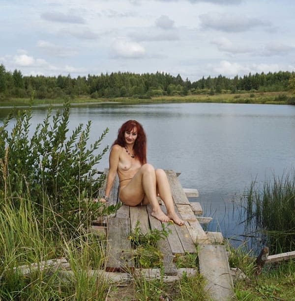 Жена загорает на деревенском пруду голая 47 фото