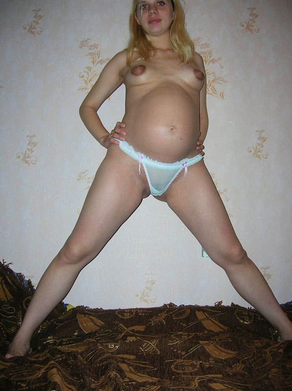 Беременная жена мастурбирует анал вибратором 3 фото