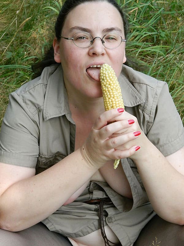 Зрелая женщина дрочит пизду кукурузой на природе 11 фото