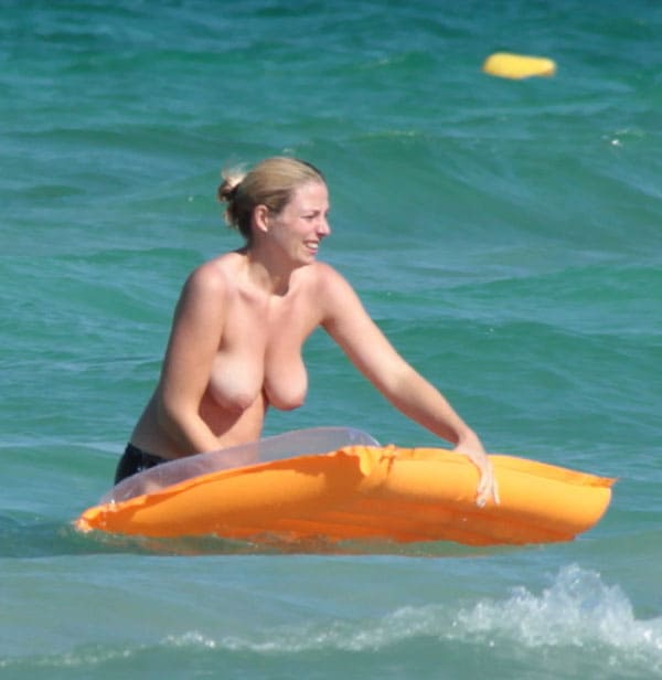 Женщина с голыми сиськами купается в море 1 фото