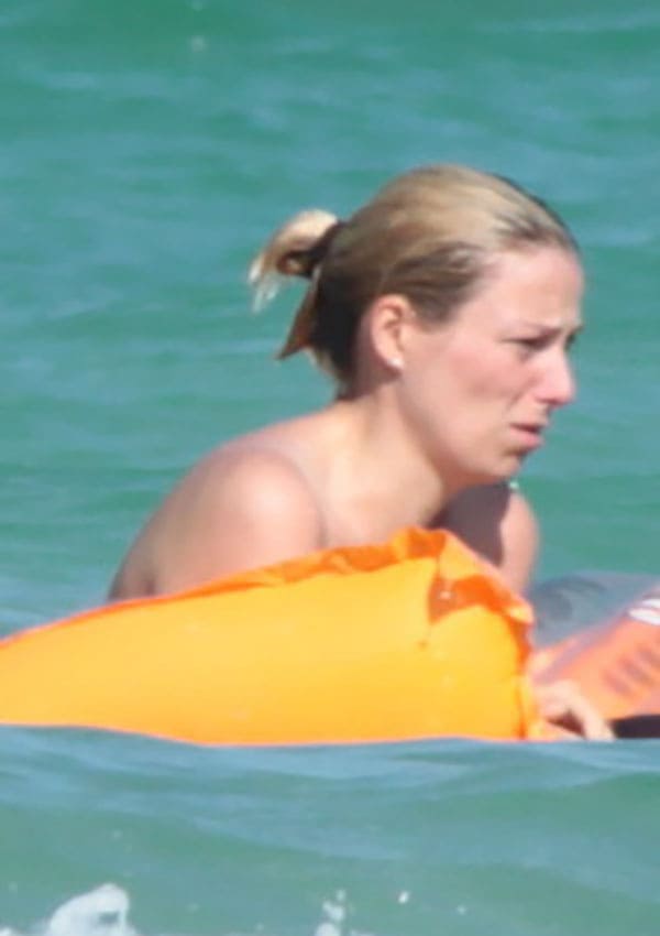 Женщина с голыми сиськами купается в море 10 фото