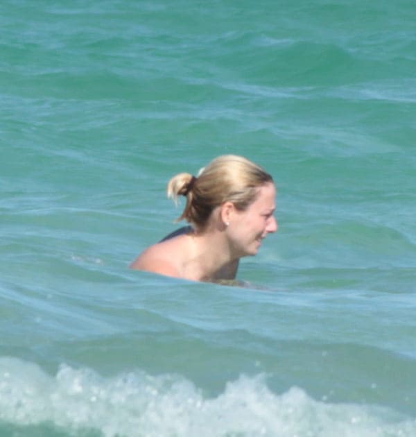 Женщина с голыми сиськами купается в море 11 фото
