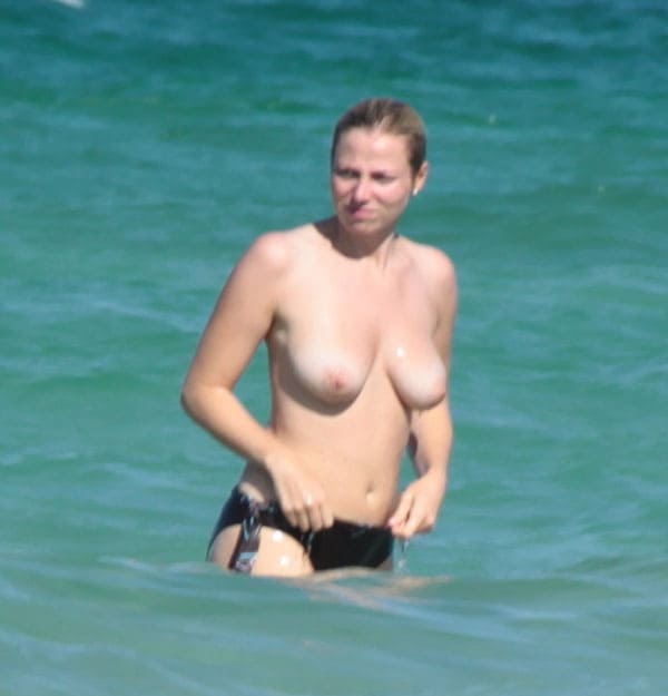 Женщина с голыми сиськами купается в море 13 фото