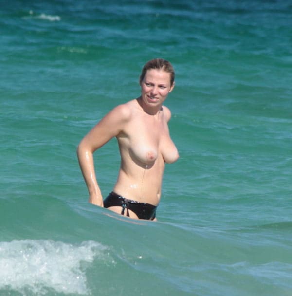 Женщина с голыми сиськами купается в море 14 фото