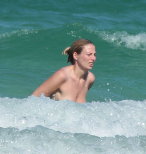 Женщина с голыми сиськами купается в море 19 фото