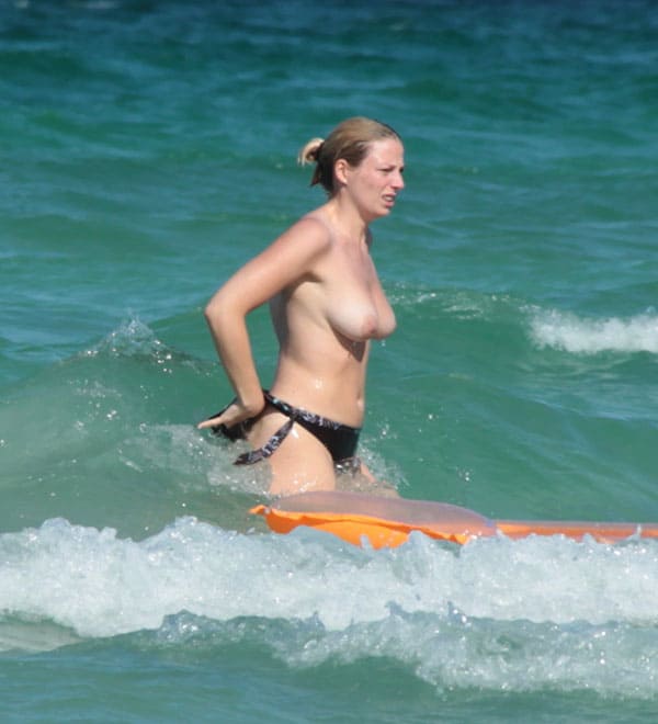 Женщина с голыми сиськами купается в море 20 фото