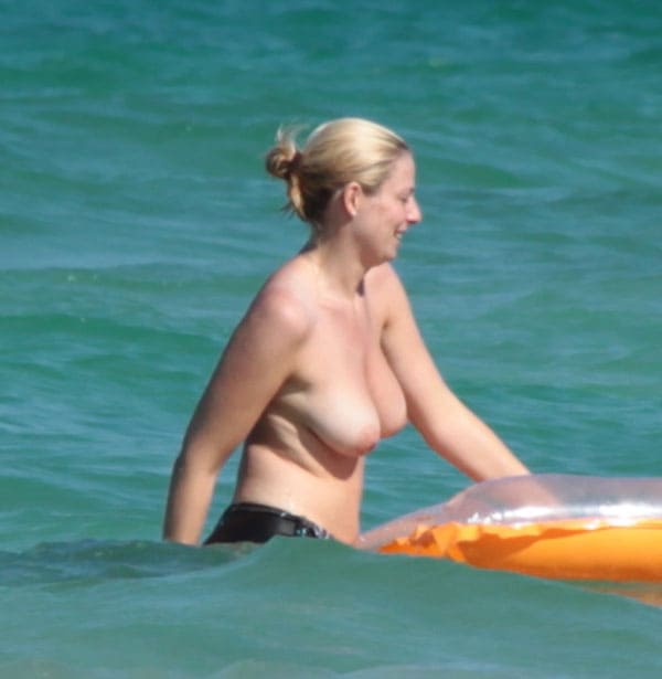 Женщина с голыми сиськами купается в море 3 фото