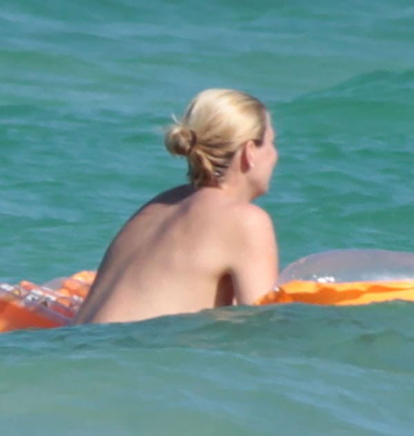 Женщина с голыми сиськами купается в море 4 фото