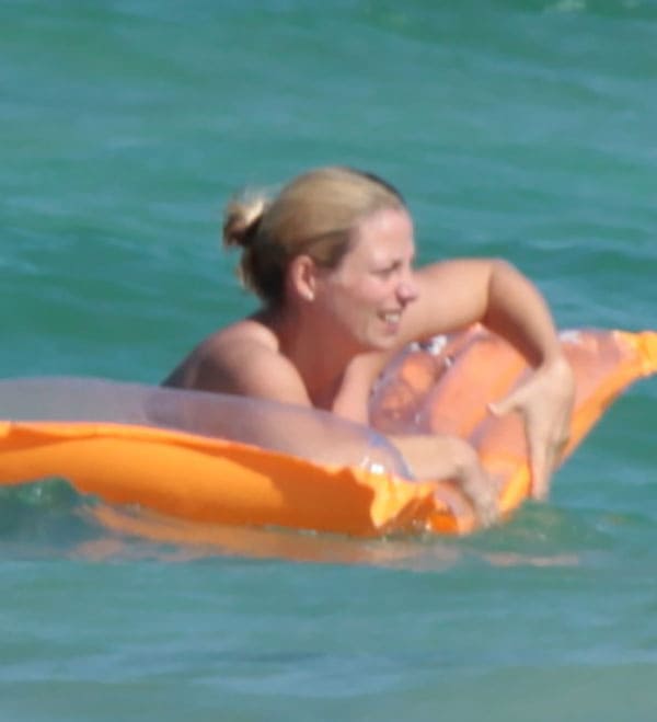 Женщина с голыми сиськами купается в море 5 фото