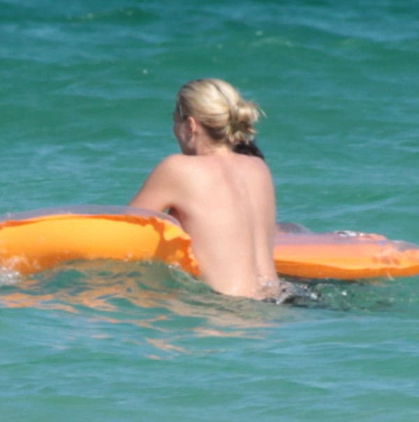 Женщина с голыми сиськами купается в море 6 фото