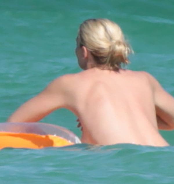 Женщина с голыми сиськами купается в море 7 фото