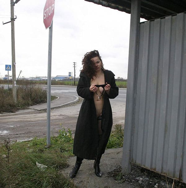 Русская девушка писает за автобусной остановкой 3 фото