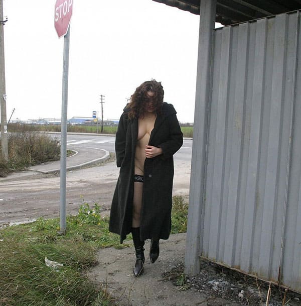 Русская девушка писает за автобусной остановкой 4 фото