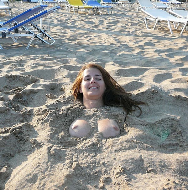 Девушку с голыми сиськами закопали на пляже в песок 27 фото