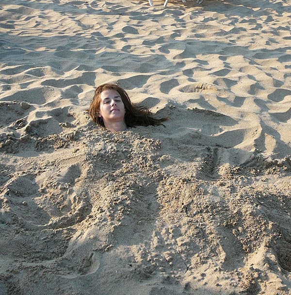 Девушку с голыми сиськами закопали на пляже в песок 29 фото