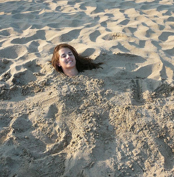 Девушку с голыми сиськами закопали на пляже в песок 31 фото