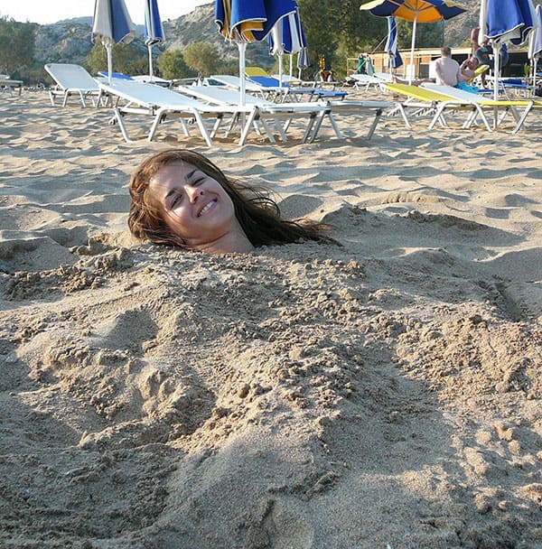 Девушку с голыми сиськами закопали на пляже в песок 33 фото