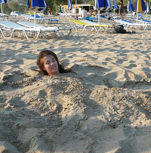 Девушку с голыми сиськами закопали на пляже в песок 35 фото