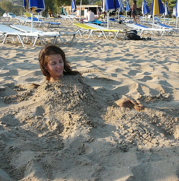 Девушку с голыми сиськами закопали на пляже в песок 36 фото