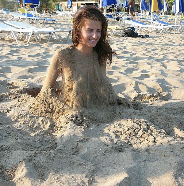 Девушку с голыми сиськами закопали на пляже в песок 38 фото
