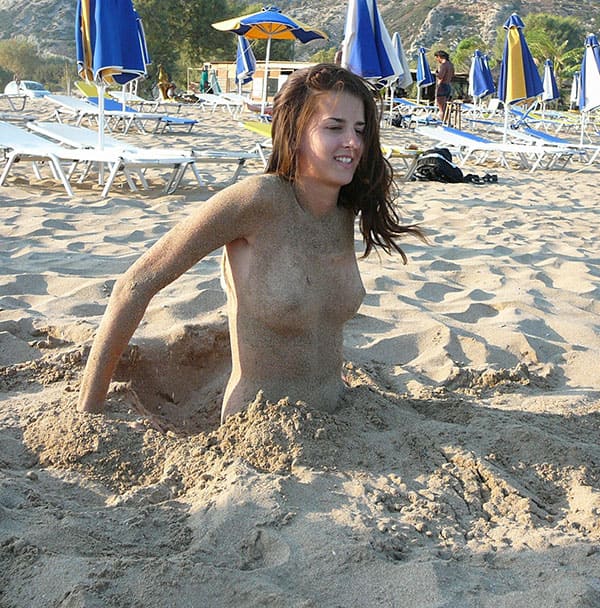 Девушку с голыми сиськами закопали на пляже в песок 40 фото